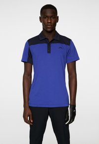 Blaues Polohemd mit marinefarbenen Akzenten, kurzen Ärmeln und einem Kragen mit Knopfleiste. Mit Logo auf der Brust und einem glatten, leichten Stoff.