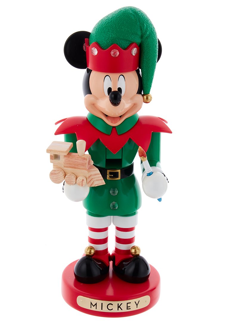 Mickey Mouse verkleed als een kerstelf, met een houten speelgoedtrein en een kwast in zijn hand, staande op een rode basis met het label "Mickey."