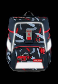 Zaino con base nera, dettagli rossi e strisce grafiche grigie. Presenta un design a forma di macchina, strisce riflettenti e doppie cerniere.