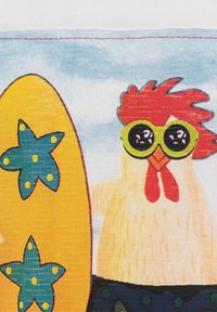 Ilustración colorida de una gallina con grandes gafas de sol verdes al lado de una tabla de surf amarilla adornada con patrones azules de estrellas.