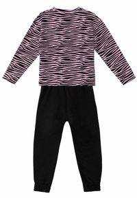 Zweiteiliges Pyjama-Set mit einem Langarmoberteil in pink-schwarzen Zebra-Streifen und schwarzen Hosen mit elastischen Bündchen an den Knöcheln.