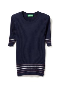 Námořnický svetr z žebrovaného úpletu s krátkými rukávy. Na rukávech a spodních lemech jsou dekorativní pruhy v růžové, bílé a tmavě červené barvě.