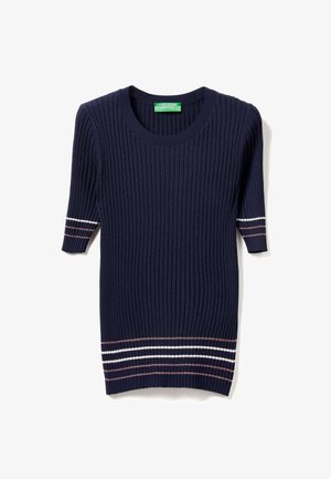 Suéter de punto acanalado en color marino con mangas cortas. Presenta rayas decorativas en rosa, blanco y rojo oscuro en los dobladillos de las mangas y la parte inferior.