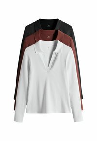 Trei tricouri polo cu mâneci lungi suprapuse: alb, rugină și negru. Fiecare are o textură nervurată și un design cu decolteu adânc în V.