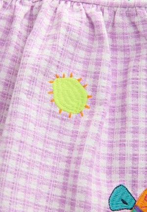 Tessuto a scacchi lilla chiaro con bianco, caratterizzato da un sole ricamato in verde e giallo e una farfalla con accenti blu e arancione.