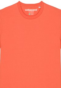 Kurzarm-T-Shirt in Korallenfarbe, aus weichem Stoff mit rundem Ausschnitt. Mit einem Logo-Tag am Hals. Glatte Textur, schlichtes Design.