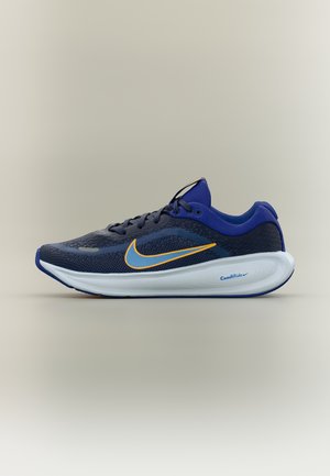 Chaussure de course bleu marine et pourpre avec un logo Nike Swoosh jaune et bleu, une semelle amortissante ComfiRide blanche et une fermeture à lacets.