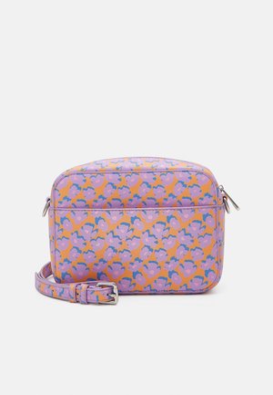 Lilla og orange mønstret skuldertaske med lynlås, justerbar rem og en blank tekstur. Distinkt blomsterdesigndetalje.