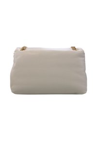 Clutch bag in morbido beige di pelle con tracolla in oro, esposto su uno sfondo bianco.
