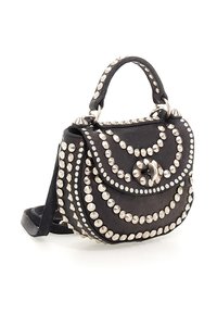 Borsa a tracolla in pelle nera con forma arrotondata, decorazioni con borchie, manico superiore e tracolla regolabile. Accentuata da dettagli in metallo argentato.