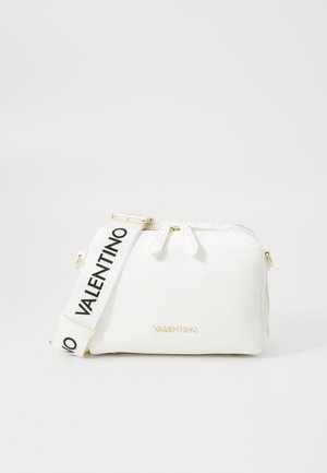 Biała torebka crossbody Valentino z fakturowanej skóry z złotym logo i regulowanym białym paskiem, na którym nadrukowany jest czarny napis „Valentino”.