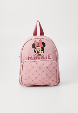 Un sac à dos rose de forme arrondie, avec un graphisme de Minnie Mouse et le texte "MINNIE", une poche zippée et une texture à motifs de cœurs. Accents rouges.