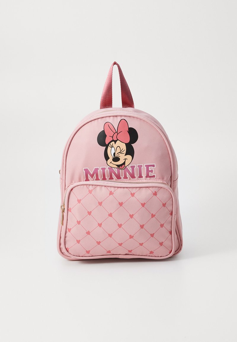 Ružový batoh s okrúhlym tvarom, s grafikou Minnie Mouse a textom "MINNIE", zipsovým vreckom a textúrou so srdiečkovým vzorom. Červené akcenty.