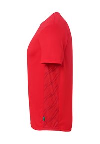 Rød kortærmet t-shirt med et struktureret mønster på siden. Lavet af glat syntetisk materiale. Har et mærke på den nederste kant.