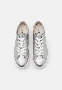 Sølv lædersneakers med hvide snørebånd, rund tå og minimalistisk design. Størrelse 37 angivet på indersålen. Teksturfinish.