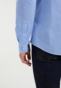 WE Fashion FUNDAMENTALS - Marškiniai - light blue