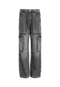 Pantalons cargo en denim gris avec jambes larges, plusieurs poches avant et latérales, et une texture délavée. Comprend une fermeture à bouton et une coupe décontractée.