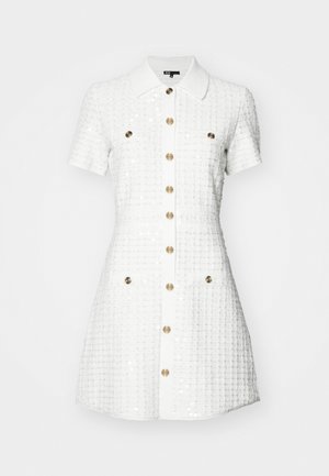 Biała sukienka z kołnierzykiem, krótki rękaw, teksturowany materiał, złote guziki i dwie przednie kieszenie. Cechuje się wzorem w kratę z subtelnym połyskiem.