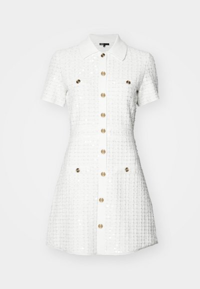 Vestido de cuello blanco con mangas cortas, tejido texturizado, botones dorados y dos bolsillos frontales. Presenta un patrón de cuadrícula con un brillo sutil.