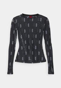Schwarzes Langarmshirt aus transparentem Stoff, das mit einem wiederholten weißen "HUGO"-Logo-Muster versehen ist. Rundhalsausschnitt und taillierte Passform.