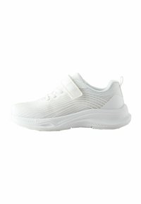 Chaussure de sport blanche avec tige en mesh, avant à lacets et sangle Velcro ajustable. Caractéristiques d'une semelle rembourrée et d'un design texturé.