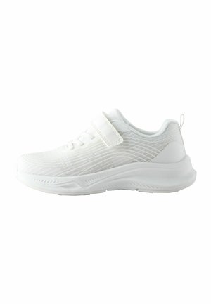 Chaussure de sport blanche avec tige en mesh, avant à lacets et sangle Velcro ajustable. Caractéristiques d'une semelle rembourrée et d'un design texturé.