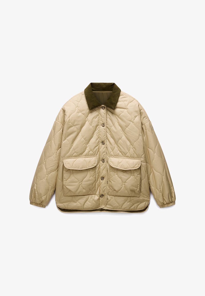 Μπεζ μπουφάν με καπιτονέ σχέδιο και σκουρό πράσινο γιακά, με δύο μεγάλες μπροστινές τσέπες και κλείσιμο με κουμπιά τύπου σούστες. Υφάσμα με υφή και ελαστικές μανσέτες.