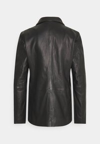 Musta nahkainen bleiseri, jossa on sileä pinta, lovikaulus ja räätälöity istuvuus. Takana saumoja rakenteen antamiseksi.