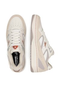 Bežové tenisky s koženým a semišovým zvrškom, kontrastnými šedými akcentmi, perforovanou špičkou a textúrovanou bielou podrážkou. Červené logo na jazýčku.