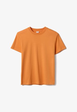 Oranges T-Shirt aus Baumwolle mit kurzen Ärmeln und rundem Ausschnitt, flach auf weißem Hintergrund dargestellt.