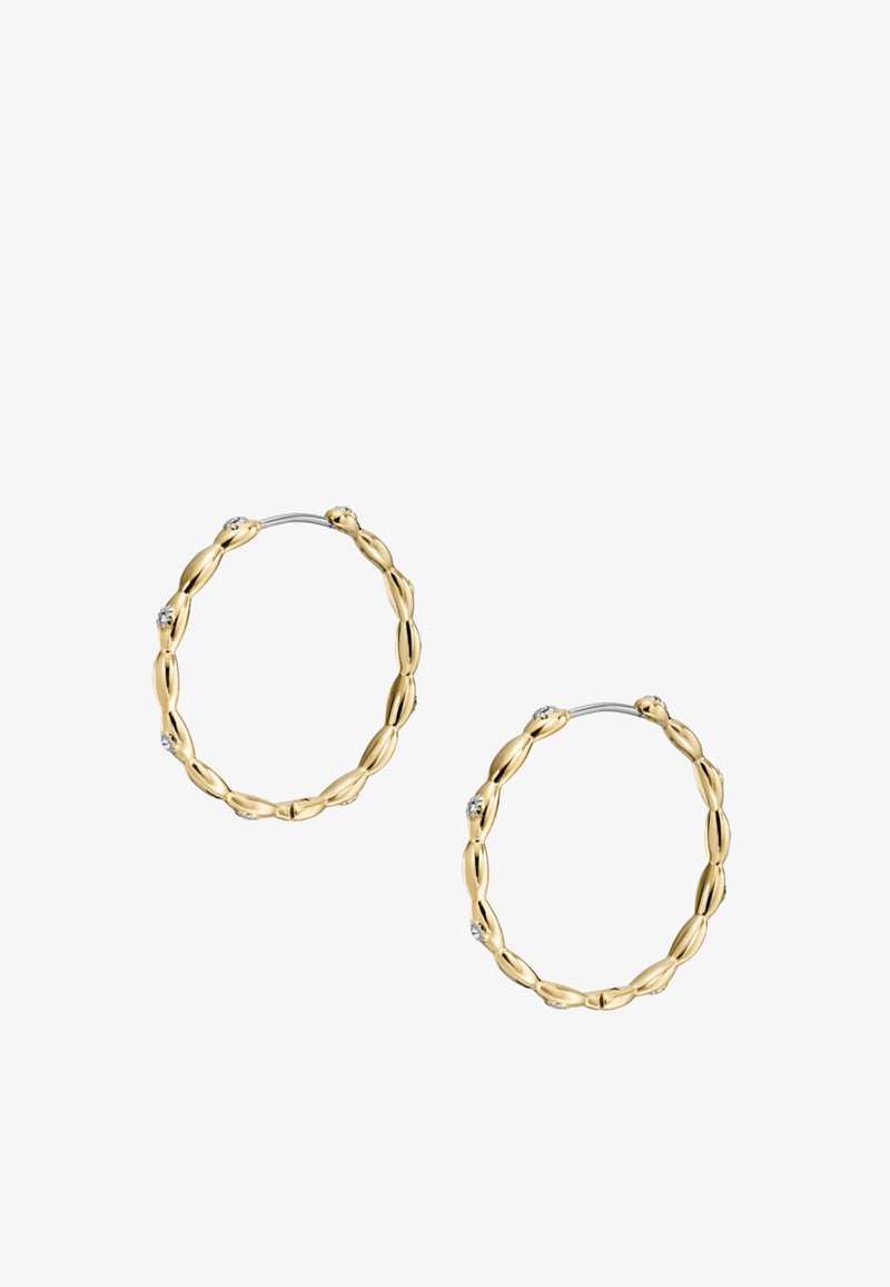 Gouden hoepel oorbellen met een gestructureerd, gedraaid ontwerp en drie kleine diamanten op elke hoepel. Ze hebben een veilige sluiting.