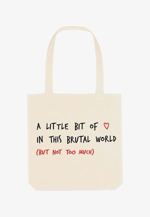 Borsa tote in tela beige con due manici. Sulla parte anteriore, la scritta stampata in nero e rosso recita: "Un po' di ♥ in questo mondo brutale (MA NON TROPPO)."