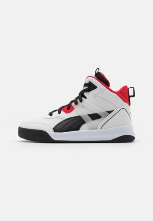 Weißer, schwarzer und roter High-Top-Sneaker mit schwarzen Schnürsenkeln, gepolstertem Knöchelkragen, Zuglaschen und einer dicken weißen Sohle mit schwarzer Laufsohle.