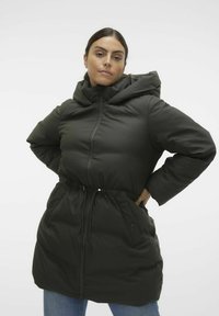 Veste doudoune noire avec taille cintrée, grande capuche et poches avant. Texture lisse avec une finition brillante et fermeture éclair.
