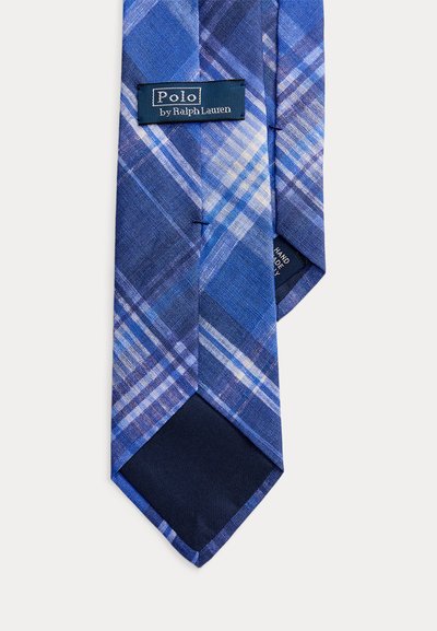 Μπλε γραβάτα με καρό σχέδιο, με μπλε ετικέτα που γράφει «Polo by Ralph Lauren» και μια μικρή ετικέτα που αναγράφει «Χειροποίητο».