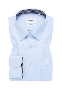 Camicia azzurro chiaro realizzata in tessuto strutturato, presenta colletto a punta, chiusura con bottoni e polsini interni a fantasia con motivo a quadretti.