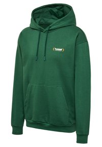 Grön hoodie i mjukt tyg, med en framficka, dragsko huva och "hummel sportwear"-logotyp i orange. Enkelt design med ribbade muddar.