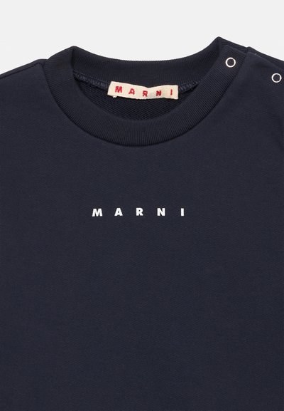 Jūras zila kokvilnas T-krekls ar apaļu izgriezumu, uzdrukāts balts logo "MARNI" un divi sudraba spiedpogu pogas uz pleca.