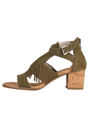 Sandale à bout ouvert en daim vert olive avec détail frangé, bride à boucle à la cheville, fermeture éclair au dos et talon bloc en liège.