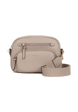 Beige leren crossbodytas met ritssluitingen aan de voorkant en bovenkant en een brede verstelbare stoffen band met goudkleurige hardware.
