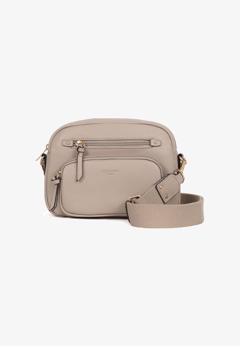 Beige leren crossbodytas met ritssluitingen aan de voorkant en bovenkant en een brede verstelbare stoffen band met goudkleurige hardware.