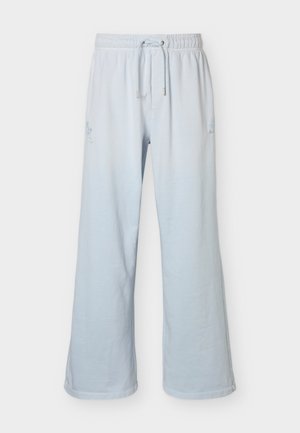 Φαρδιά ανοιχτό μπλε φόρμα με ελαστική μέση και ρυθμιζόμενο κορδόνι, διακριτικά λογότυπα και στις δύο πάνω μηρούς.