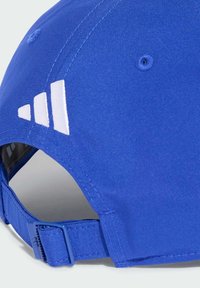 Cappellino da baseball blu realizzato in tessuto liscio, con visiera curva, fodera in rete e logo bianco a tre strisce sul lato. Fascetta regolabile sul retro.