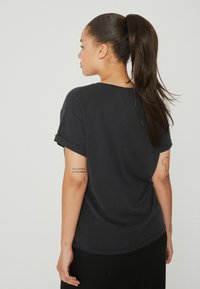 mbyM AMANA-M - Pamata T-krekls - black