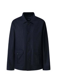 Donkerblauwe denimjack met een kraaglijn, sluiting met knopen aan de voorkant, twee borstzakken en een ontspannen pasvorm. Gladde textuur, minimalistisch ontwerp.