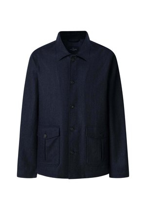 Veste en denim bleu foncé avec un col, fermeture à boutons sur le devant, deux poches poitrine et une coupe décontractée. Texture lisse, design minimal.