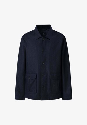 Tmavě modrá džínová bunda s límcem, předním zapínáním na knoflíky, dvěma náprsními kapsami a volným střihem. Hladká textura, minimalistický design.