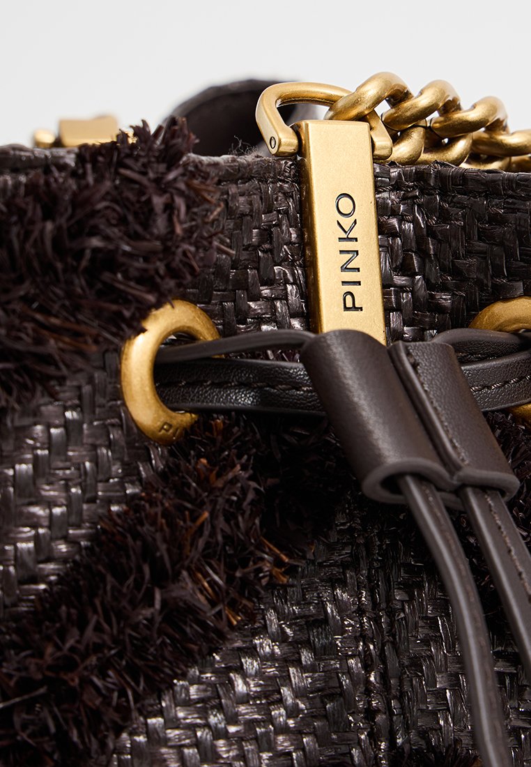 Woven czarna torba na ramię z teksturowymi, puszystymi akcentami, złotymi elementami i skórzanym paskiem. Posiada wyraźną metkę marki "PINKO."