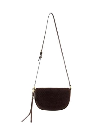 Sac à main tissé marron avec une forme courbée, doté d'une sangle en cuir et d'accents en métal doré. La texture est douce, ressemblant à du daim.