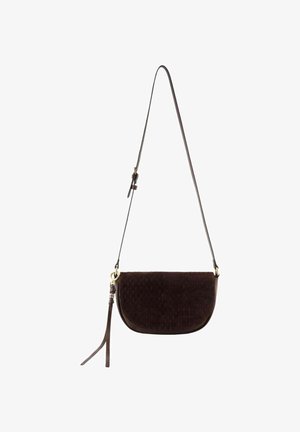 Borsa intrecciata marrone con forma curvata, dotata di una tracolla in pelle e dettagli in metallo dorato. La trama è morbida, simile al camoscio.